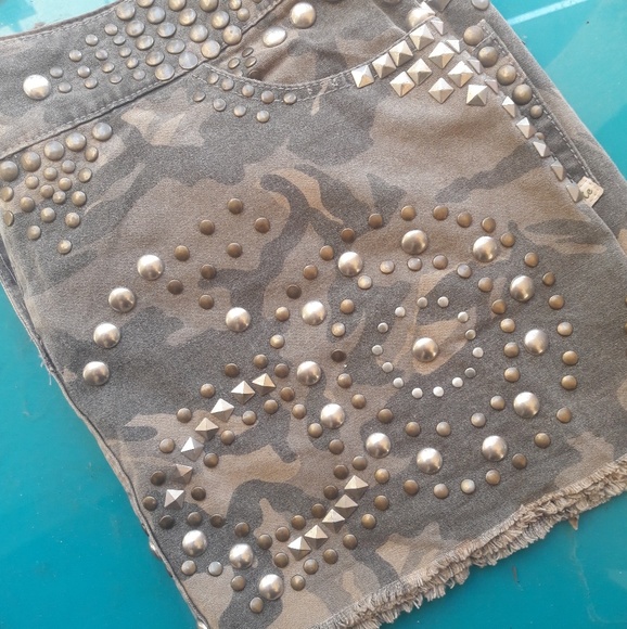 Camouflage Studded with gromets and studs - Picture 2 of 4